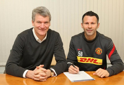 Ryan Giggs signs new deal