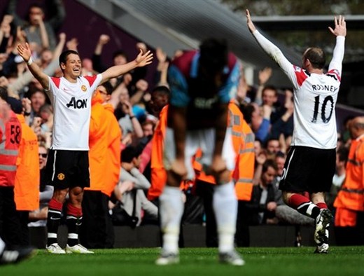 Chicharito celebrate his goal with Rooney